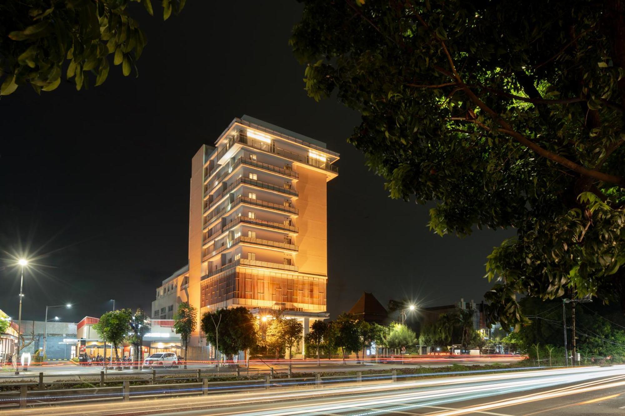 The Capital Hotel Surabaia Exterior foto