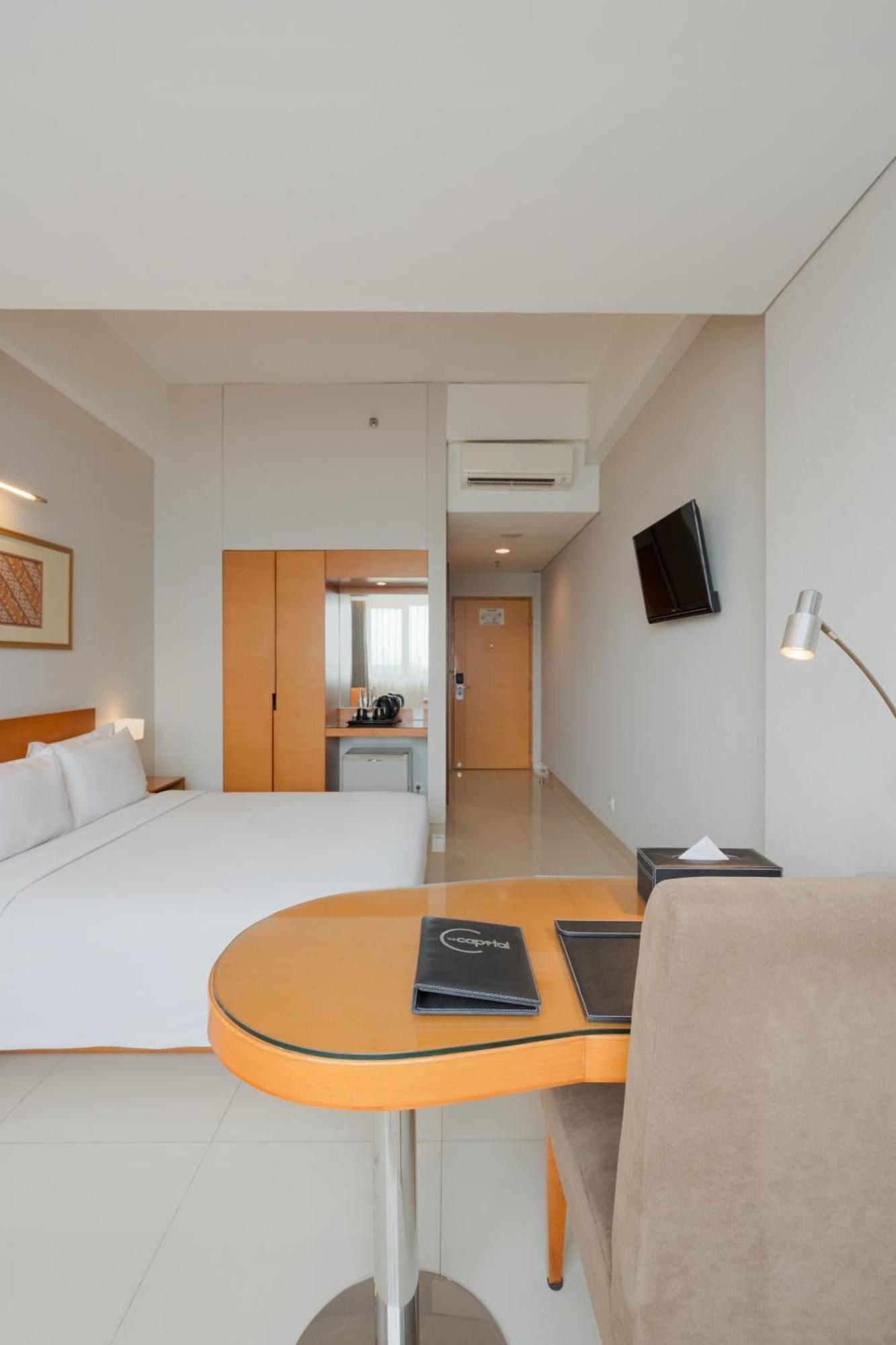 The Capital Hotel Surabaya Exterior foto