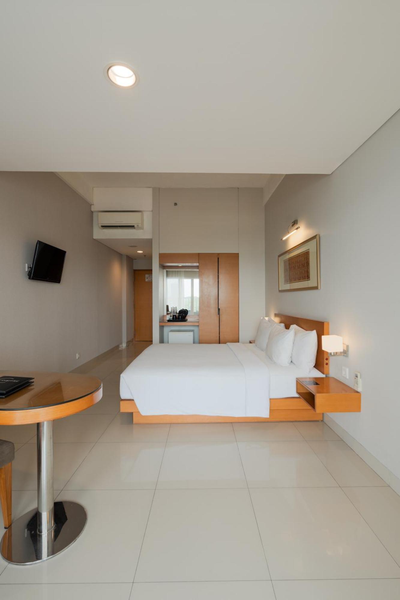 The Capital Hotel Surabaya Exterior foto