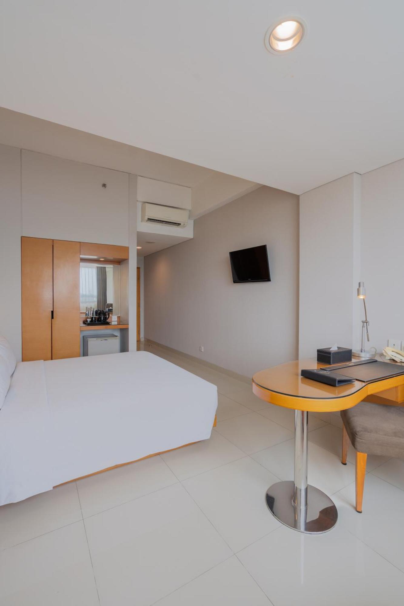 The Capital Hotel Surabaya Exterior foto