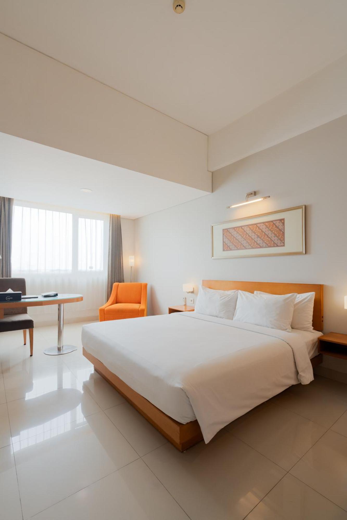 The Capital Hotel Surabaya Exterior foto